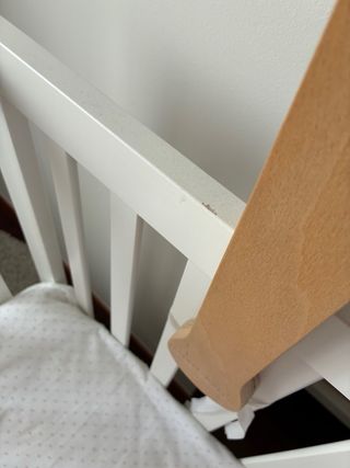 Cuna de bebé blanca y colchón