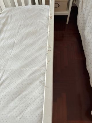 Cuna de bebé blanca y colchón