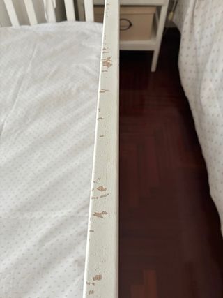 Cuna de bebé blanca y colchón