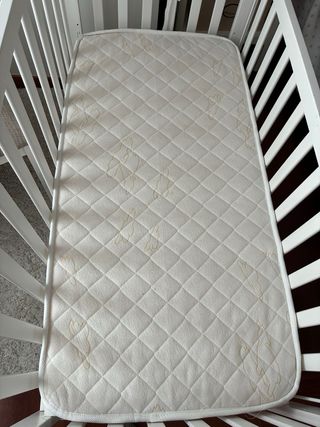 Cuna de bebé blanca y colchón