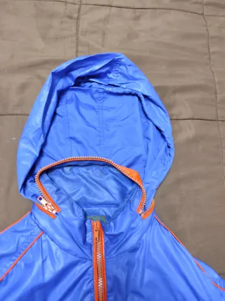 Chaqueta azul con detalles naranjas