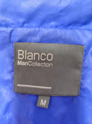 Chaqueta azul con detalles naranjas