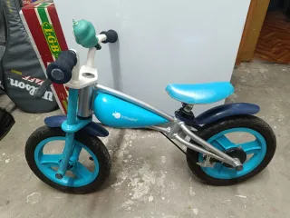 Bicicleta de equilibrio azul