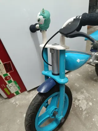 Bicicleta de equilibrio azul