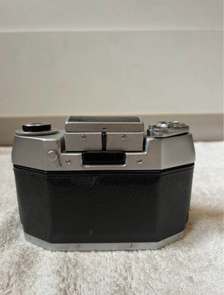 Macchina fotografica Exa con lente Zeiss