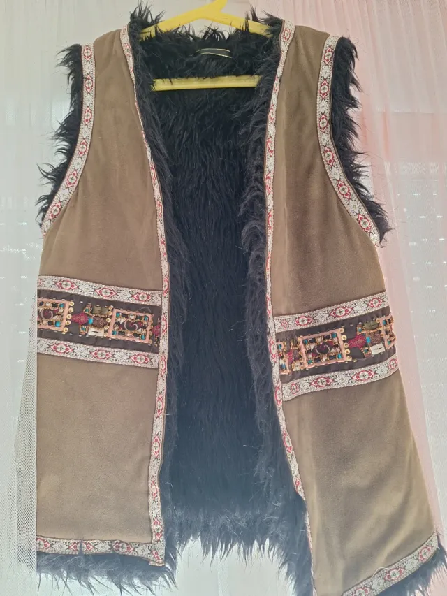 Chaleco boho con pelo y bordados
