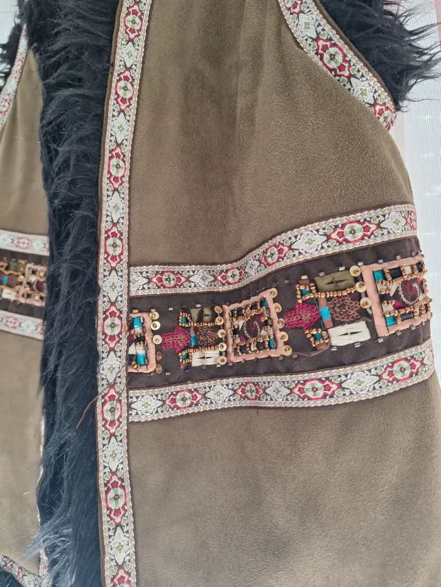 Chaleco boho con pelo y bordados