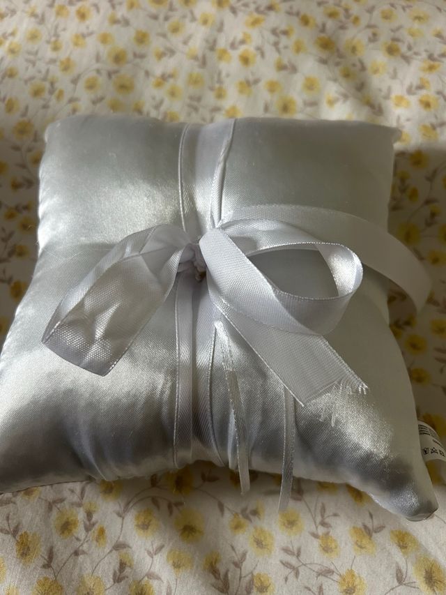 Cesta decorada y almohadita portaanillos