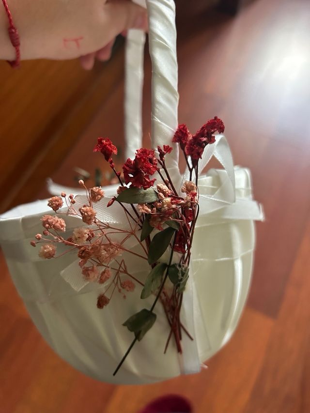 Cesta decorada y almohadita portaanillos