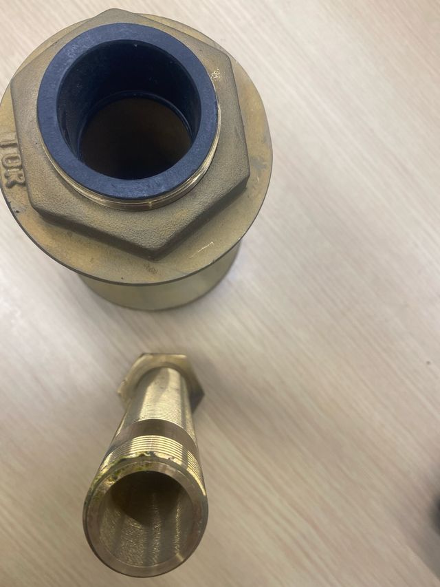 Cabezal timón con base inc+ racord latón. Náutica.