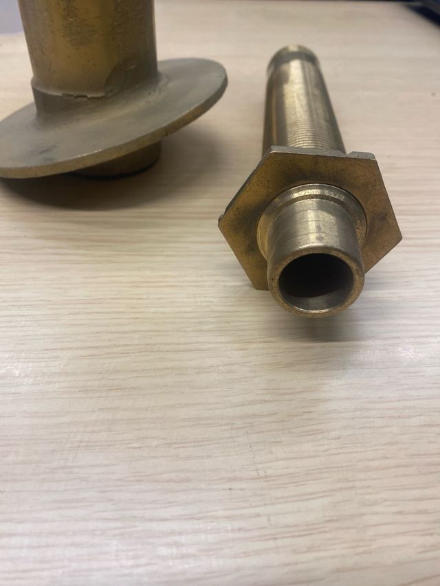 Cabezal timón con base inc+ racord latón. Náutica.