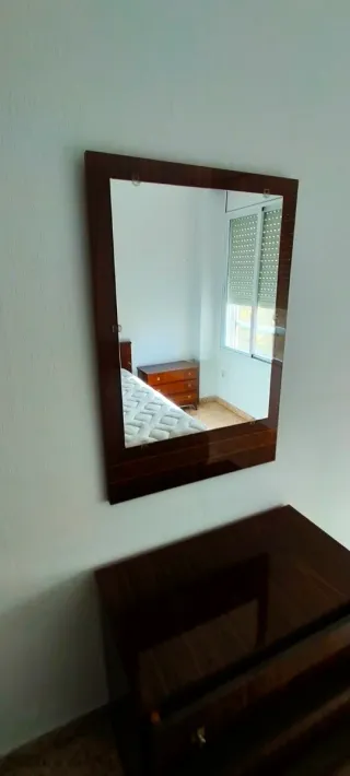 Cómoda y espejo de madera