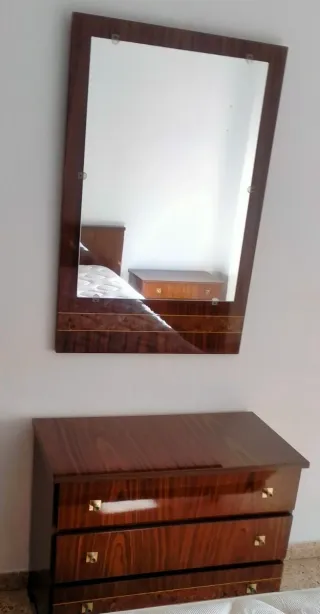 Cómoda y espejo de madera