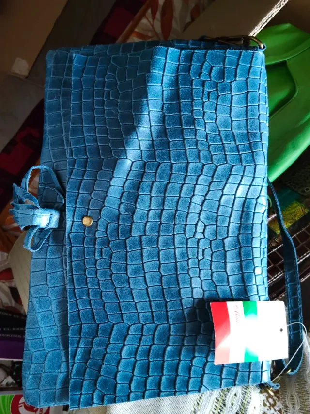 Bolso azul con textura de cocodrilo