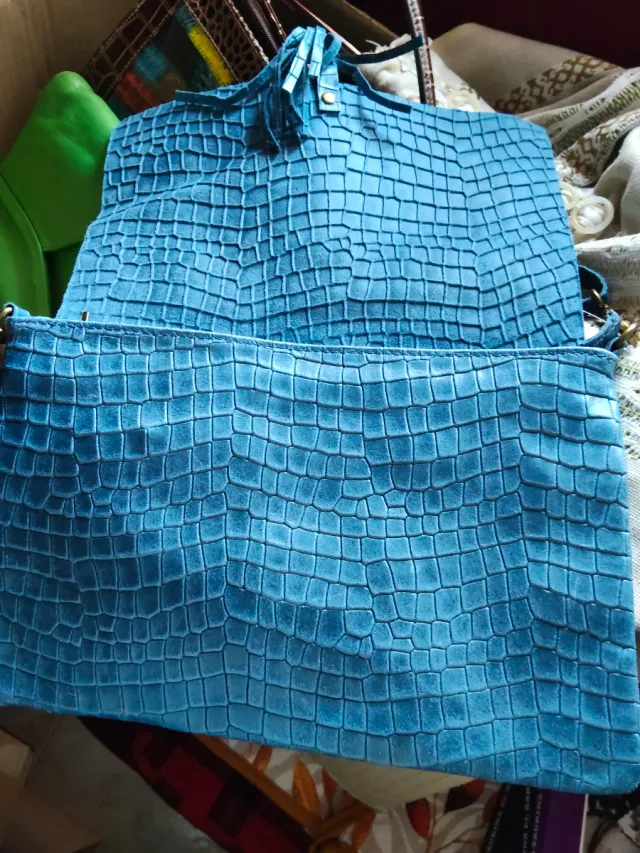 Bolso azul con textura de cocodrilo