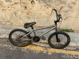 Bicicleta BMX infantil