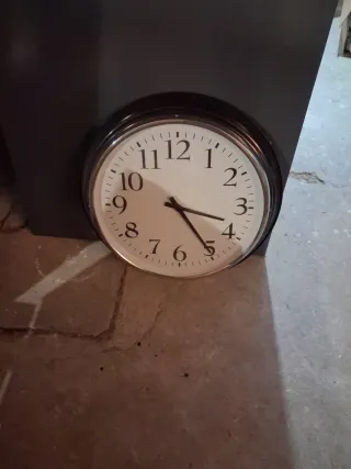 Reloj de pared plateado y blanco