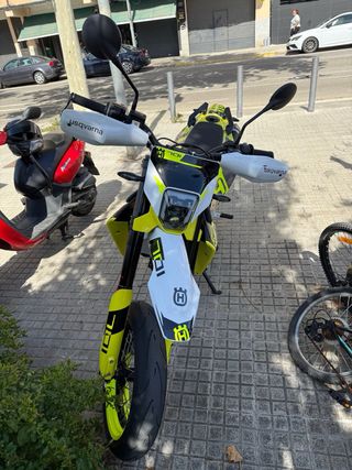 Husqvarna 701 Supermoto 2024 . 8 Mil kilometros