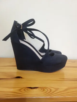 Zapatos de tacón de cuña negros