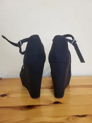 Zapatos de tacón de cuña negros