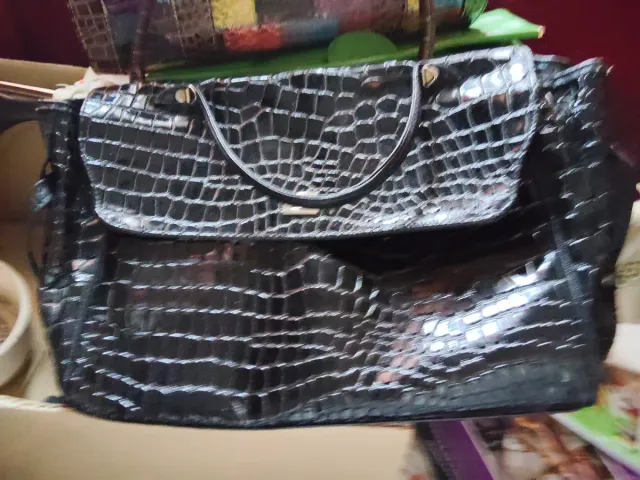 Bolso negro efecto piel de cocodrilo