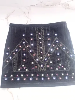 Falda negra con adornos de cristal