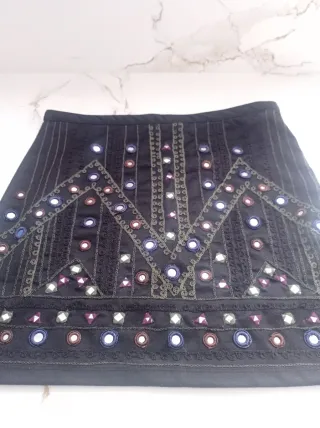 Falda negra con adornos de cristal