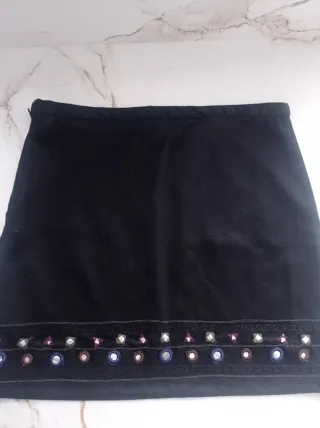 Falda negra con adornos de cristal