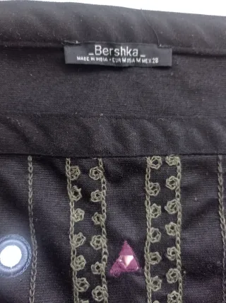 Falda negra con adornos de cristal