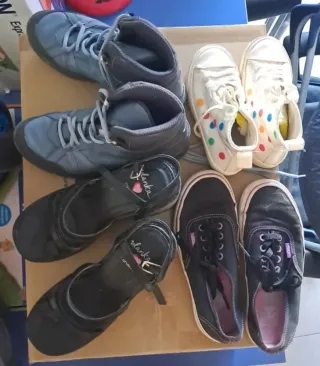 Zapatos negros y multicolores