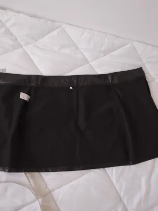 Falda polipiel negra con cremallera