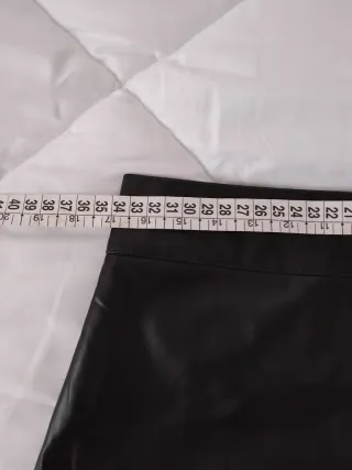 Falda polipiel negra con cremallera