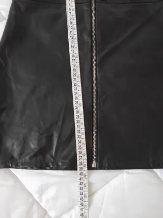 Falda polipiel negra con cremallera