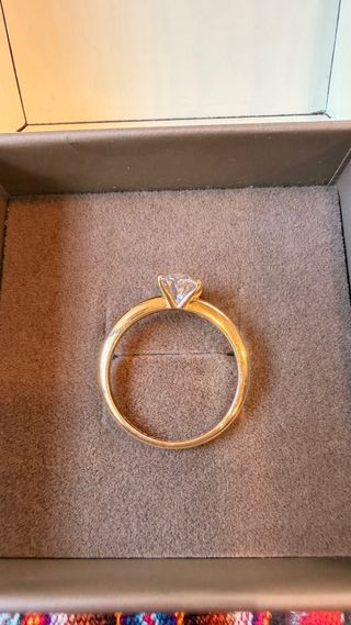 Anillo de compromiso solitario