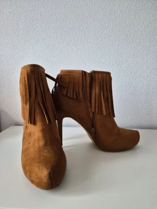 Botines marrones efecto ante con flecos