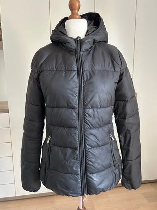 Piumino nero donna con cappuccio