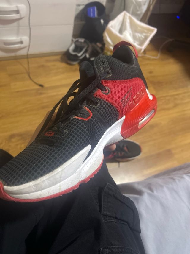 Zapatillas Nike Negras y Rojas