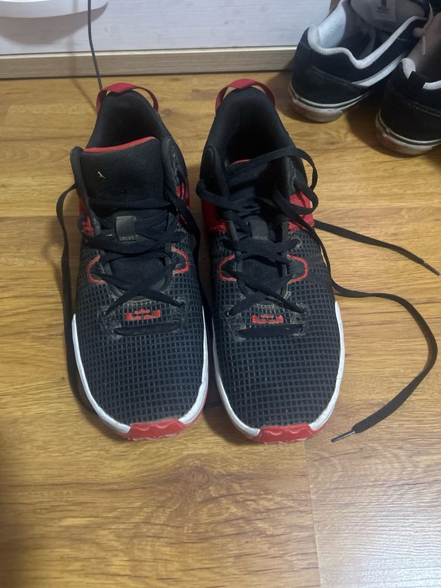 Zapatillas Nike Negras y Rojas