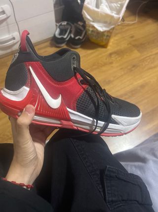 Zapatillas Nike Negras y Rojas