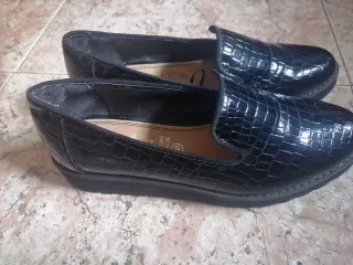 Zapatos negros efecto piel cocodrilo talla 38