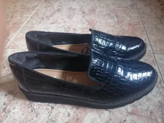 Zapatos negros efecto piel cocodrilo talla 38