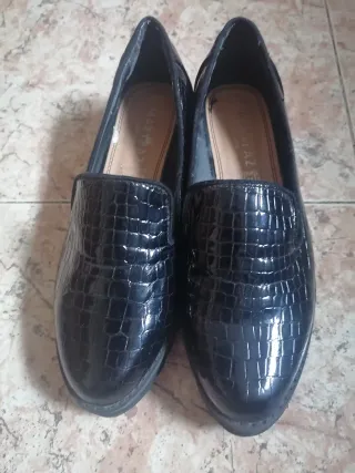 Zapatos negros efecto piel cocodrilo talla 38
