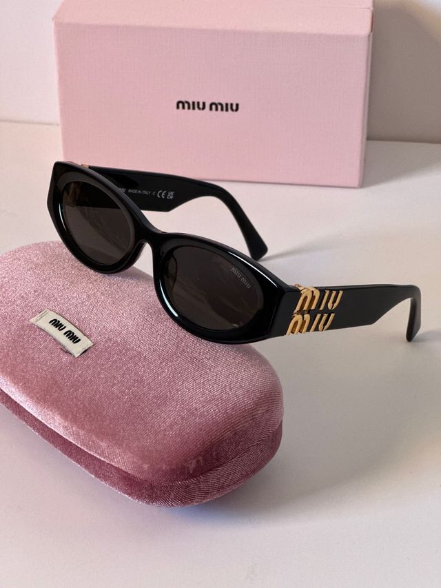 Gafas de sol Miu Miu negras y doradas