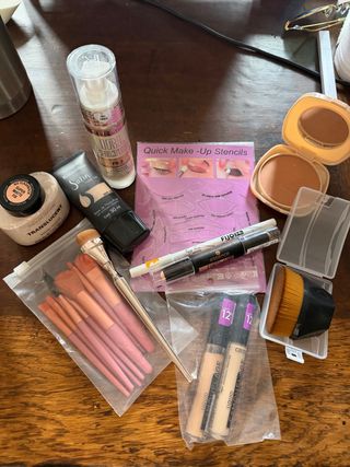 Lote Maquillaje: Base, Polvos, Brochas y más