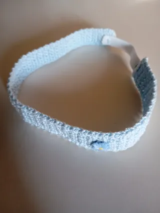 Diadema tejida a mano con flor