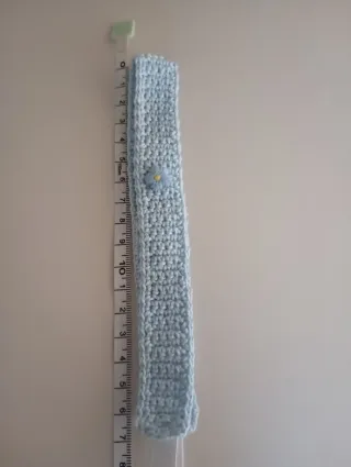 Diadema tejida a mano con flor