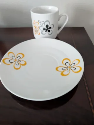 Taza y plato con flores naranjas. Disponibles 12