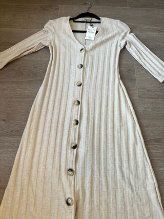 Vestido midi beige Stradivarius Talla M