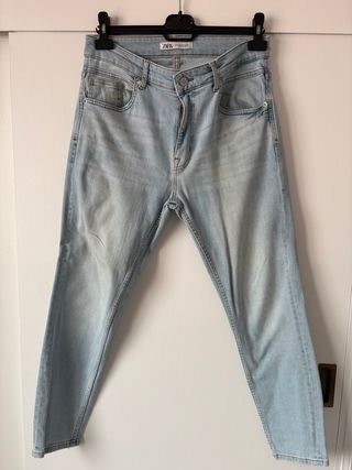 Vaqueros Zara hombre azul claro