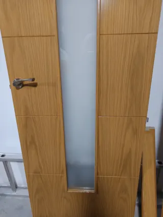 Puerta de madera maciza con cristal